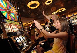 Studio dealer langsung ibisawin dengan dealer profesional di meja blackjack berkamera multi-sudut